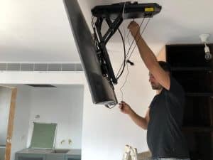 תמונה ראשית לעמוד תליית טלויזיה מהתקרה הגדול בהתקנות מתקין טלוויזיות מקצועי ביחס אישי