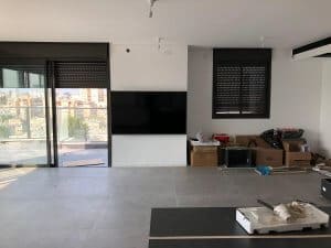 תמונה ראשית לעמוד תליית טלויזיה בחצר הגדול בהתקנות מתקין טלוויזיות מקצועי